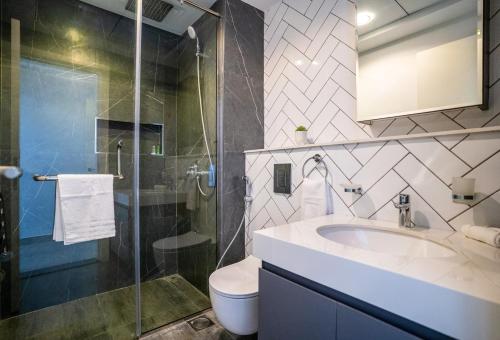 Koupelna v ubytování Tanin - Affordable Luxury and Fully Furnished 1BR in JVC