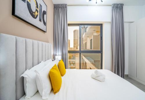 Katil atau katil-katil dalam bilik di Tanin - Affordable Luxury and Fully Furnished 1BR in JVC