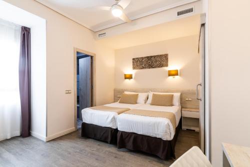 Una cama o camas en una habitación de Sweet Hotel Continental