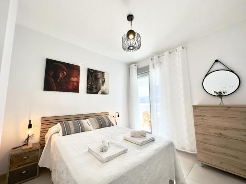 um quarto com uma cama com duas toalhas em VILLAFLORES Home free parking by Cadiz4Rentals em Rota