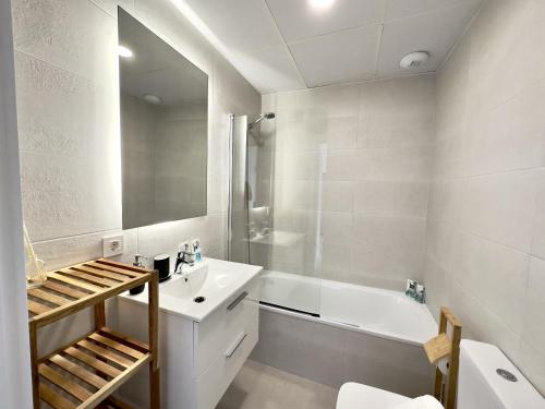 uma casa de banho com um lavatório, uma banheira e um WC. em VILLAFLORES Home free parking by Cadiz4Rentals em Rota