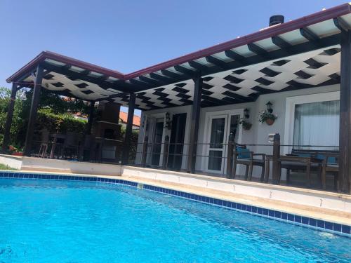 Bazén v ubytování Exclusive 3 Bedroom Villa with Private Pool & Garden at Oasis Village nebo v jeho okolí