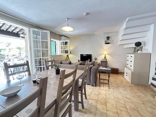 une salle à manger et un salon avec une table et des chaises dans l'établissement Mazet rénové à Ste-Maxime, 3 pièces, 6 couchages, centre-ville, plage à 500m - FR-1-226-517, à Sainte-Maxime