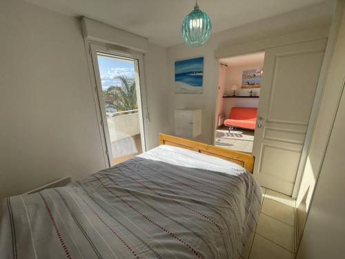 une petite chambre avec un lit et une fenêtre dans l'établissement Bel T2 avec Garage, Terrasse et Animaux Admis - Saint-Cyprien Plage - FR-1-106-96, à Saint-Cyprien