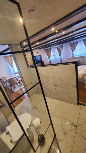een kamer met een grote stenen muur en een spiegel bij Flux Studios Apart in Oradea