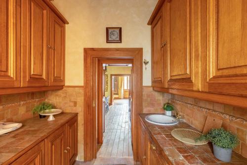 ein Badezimmer mit zwei Waschbecken und Holzschränken in der Unterkunft iFlat Golden Gem in Trevi in Rom