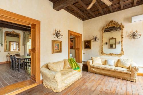 ein Wohnzimmer mit einer Couch und einem Spiegel in der Unterkunft iFlat Golden Gem in Trevi in Rom