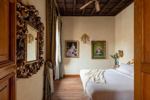 iFlat Exclusive 18th Century Residence at Trevi Fountain
