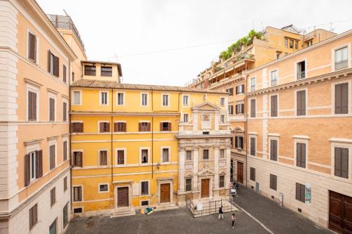 iFlat Exclusive 18th Century Residence at Trevi Fountain