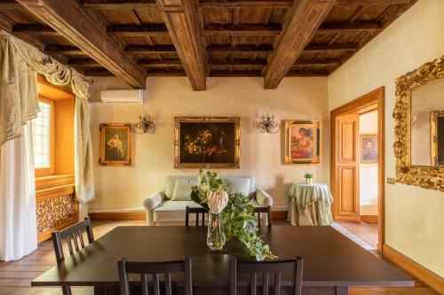 iFlat Exclusive 18th Century Residence at Trevi Fountain