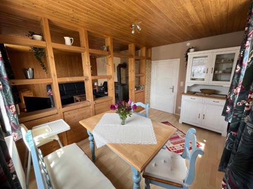ein Esszimmer mit einem Tisch und Stühlen sowie eine Küche in der Unterkunft Ferienhaus Jurablick in Thalmässing