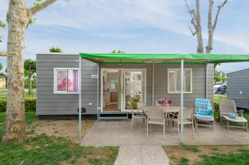 a tiny house with a table and chairs at San Francesco Camping Village in Desenzano del Garda