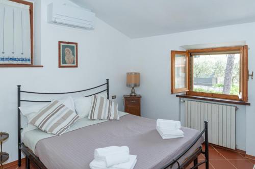 een slaapkamer met een bed en een raam bij Assisi Green Country Apt with parking & Netflix in Assisi