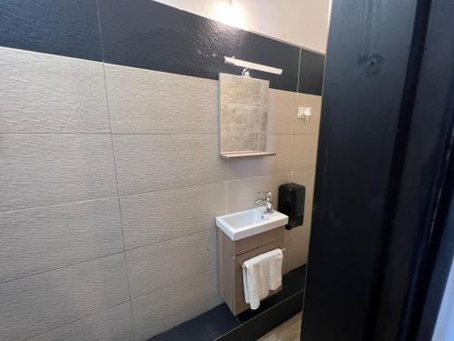 uma casa de banho com um lavatório e um WC. em Ambra Boutique Hotel em Milão