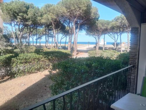 a balcony with a view of the beach at BELLE VUE AU CALME SUR LA PLAGE in Argelès-sur-Mer