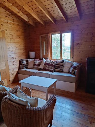 un salon avec un canapé et une table dans l'établissement Chalet Maria, à Bonifacio