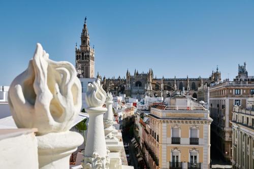 vistas a la ciudad desde el techo de un edificio en Nobu Hotel Sevilla, en Sevilla
