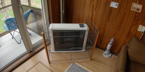a bird cage in a room next to a window at 海と湖が近い一軒家　”民泊あばしりの家” in Kitahama