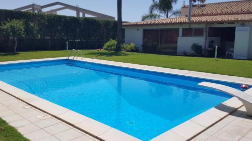 - une piscine dans la cour d'une maison dans l'établissement Villa Serene, à Plaia Grande