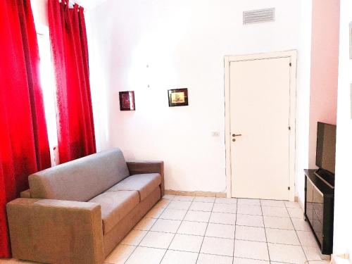 - un salon avec un canapé et des rideaux rouges dans l'établissement Villa Serene, à Plaia Grande