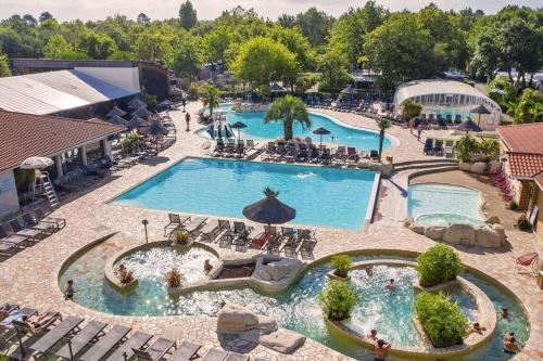 Photo de la galerie de l'établissement Mobil home 6 personnes climatisé camping 5 étoiles Biscarosse Lac, à Biscarrosse