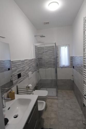 e bagno con doccia, servizi igienici e lavandino. di CA DE MIN Haut de Villa à Badalucco a Badalucco