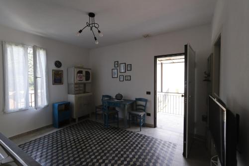 a room with a table and chairs and a window at CA DE MIN Haut de Villa à Badalucco in Badalucco