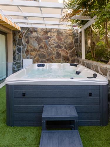 a jacuzzi tub with a bench in a yard at Eigner Suite 100 qm - Loft mit Ausblick in Valle Gran Rey