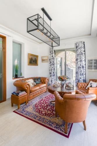 a living room with leather furniture and a table at Eigner Suite 100 qm - Loft mit Ausblick in Valle Gran Rey
