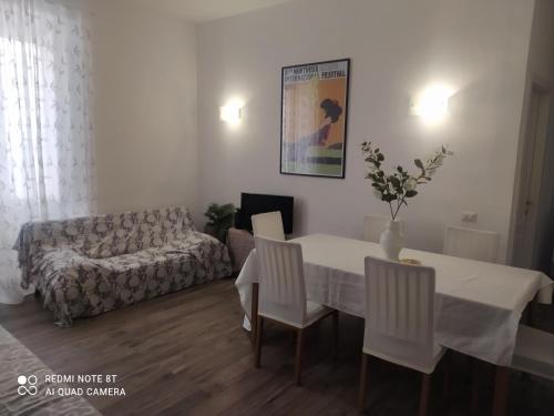 ein Wohnzimmer mit einem Tisch, Stühlen und einem Sofa in der Unterkunft Vatican's apartment in Rom