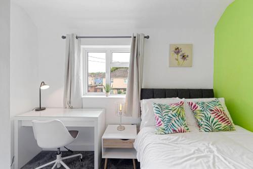 a bedroom with a bed and a desk and a chair at Grayle House by Cliftonvalley Apartments in Bristol