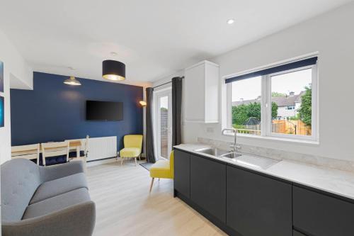 een keuken en een woonkamer met een bank en een wastafel bij Grayle House by Cliftonvalley Apartments in Bristol