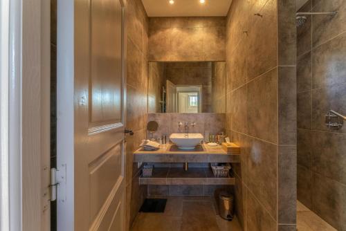 ein Badezimmer mit Waschbecken und Spiegel in der Unterkunft Villa Les Terrasses de Gordes in Gordes