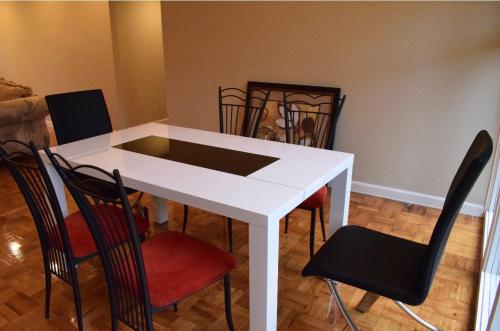a white table and chairs in a room at Palo Alto Quiet 1 Bedroom Stanford University in Palo Alto