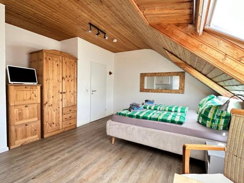 ノルダーナイにあるHaus Brandesの木製の天井が特徴のベッドルーム1室(ベッド1台付)