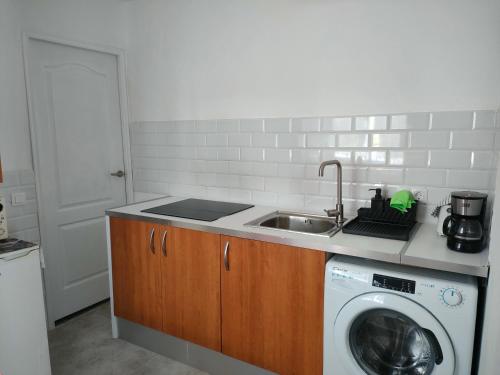 a kitchen with a sink and a washing machine at Alba 2 apartamento y Alba 3 habitación con baño in Puerto del Rosario