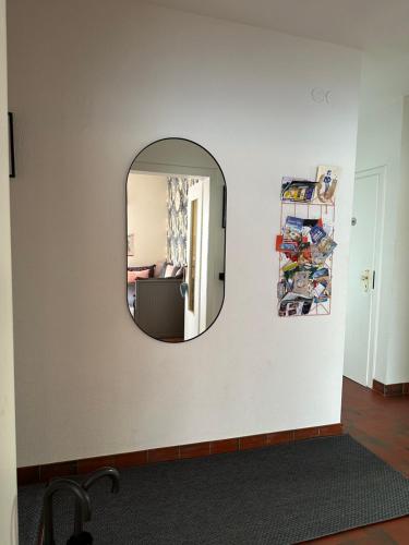 um espelho numa parede num quarto em Villa Schmitt em Sélestat