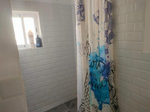 een douche met een douchegordijn in de badkamer bij Casa Alba 2 in Puerto del Rosario