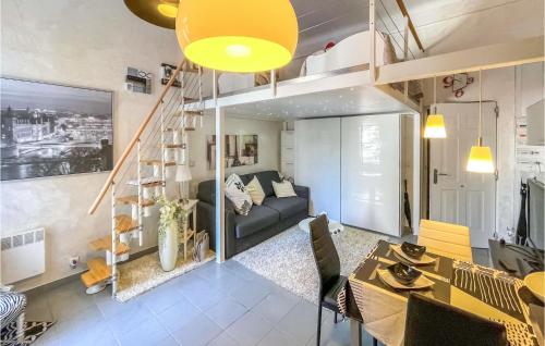 un salon avec un canapé et une salle à manger dans l'établissement Nice Apartment In Menton With Wifi, à Menton