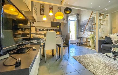 une cuisine et un salon avec un canapé et une table dans l'établissement Nice Apartment In Menton With Wifi, à Menton