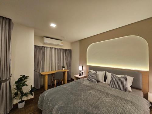 a hotel room with a bed and a desk at บ้านสุขใจ สามใบเถา in Ban Kluai