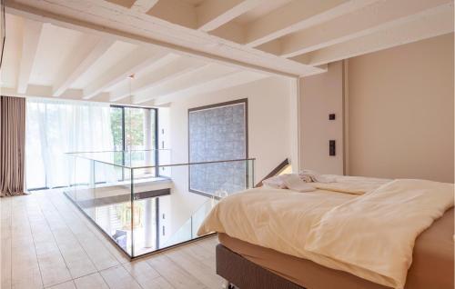 um quarto com uma cama e uma varanda de vidro em Prora Solitaire Avida Loft 5 em Binz