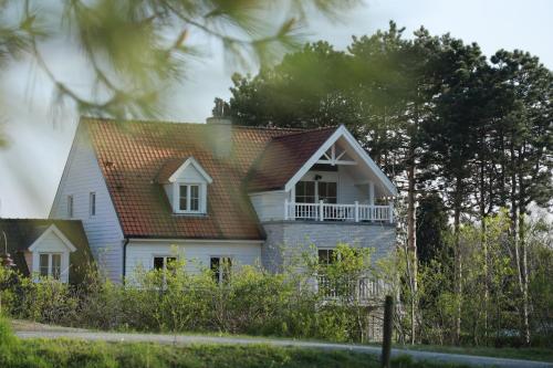 una casa con un balcón al costado en Nuits De Mer, en De Haan