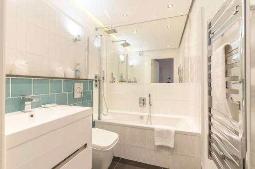 bagno con lavandino, vasca e servizi igienici di Flat 1 Bevenden a Londra