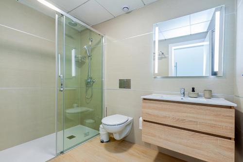 ein Bad mit einer Dusche, einem WC und einem Waschbecken in der Unterkunft PANORAMIC private pool home in Finestrat