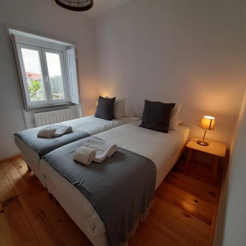 2 camas individuais num quarto com uma janela em Casa da Esquina - Sintra em Sintra