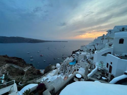 uitzicht op de oceaan vanaf de zijkant van een gebouw bij White Side Suites in Oia