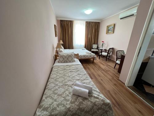 a hotel room with two beds and a tv at Motel restoran Sunce in Sremska Kamenica