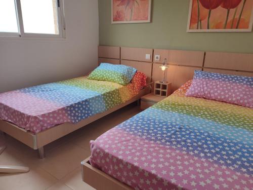 2 Betten in einem Zimmer mit 2 Betten sidx sidx sidx sidx in der Unterkunft APCOSTAS Aguamarina - Valparaiso in Oropesa del Mar