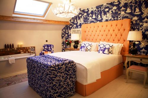 1 dormitorio con 1 cama grande con motivos azules y blancos en The Swan Hotel and Spa en Newby Bridge